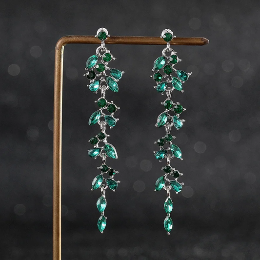 Liane Verte | Boucles d'oreilles argentées avec pierres vertes en liane – Vue 01