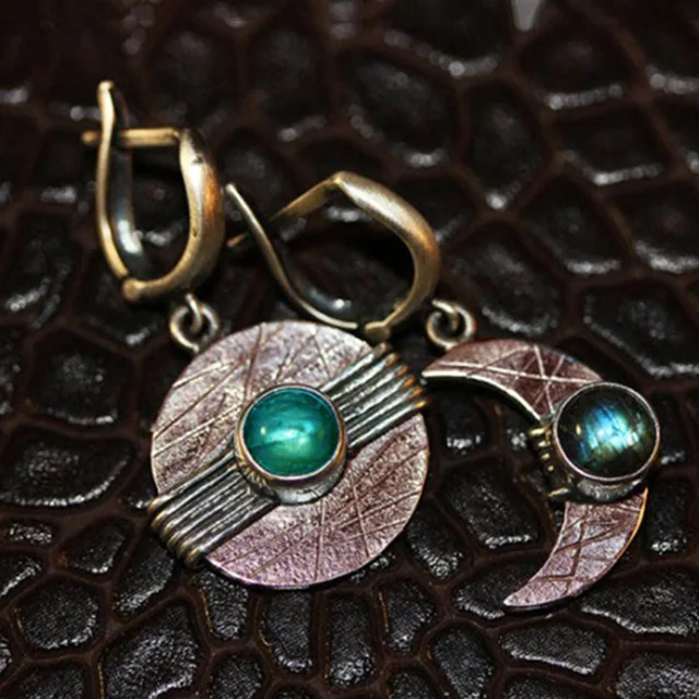 Éclat Lunaire | Boucles d'oreilles avec disque aux reflets rosés et pierre verte – Vue 01