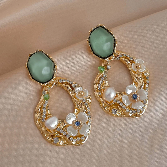 Couronne des Prairies | Boucles d'oreilles dorées avec anneau ouvert et fleurs blanches – Vue 01