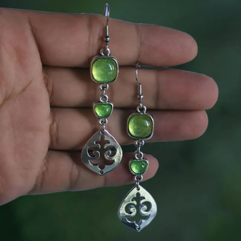 Spire Verte | Longues boucles d'oreilles avec pierres vertes – Vue 01