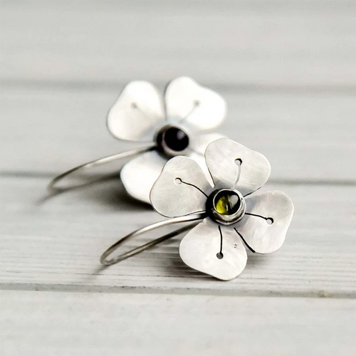 Cinq Feuilles | Boucles d'oreilles argentées avec fleur et petite pierre verte – Vue 01