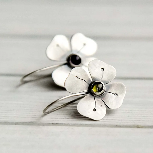 Cinq Feuilles | Boucles d'oreilles argentées avec fleur et petite pierre verte – Vue 01