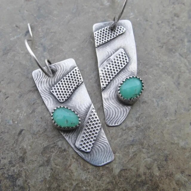Ruban à Motifs | Boucles d'oreilles allongées avec pierres turquoise – Vue 01