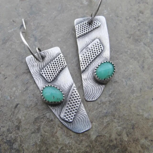 Ruban à Motifs | Boucles d'oreilles allongées avec pierres turquoise – Vue 01
