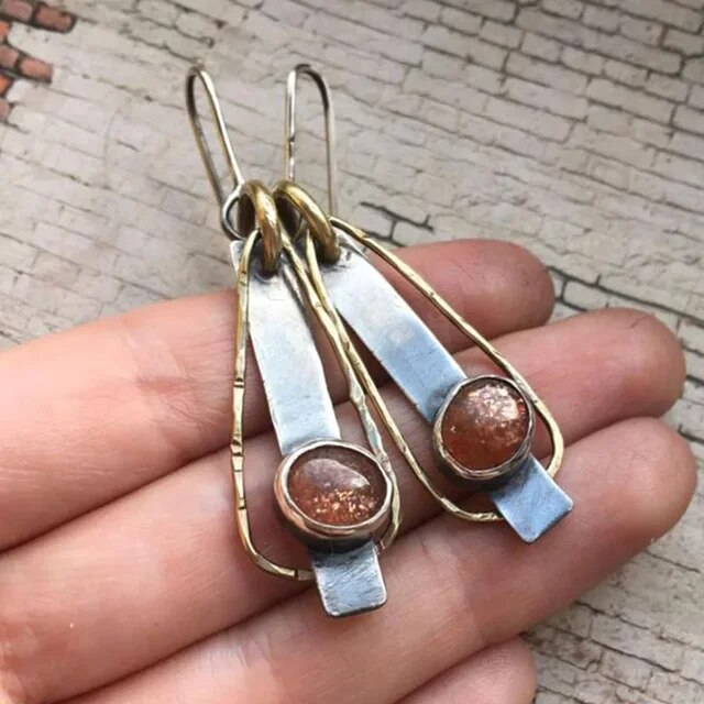 Touche de Soleil | Boucles d'oreilles avec larges bandes et pierre orange – Vue 01