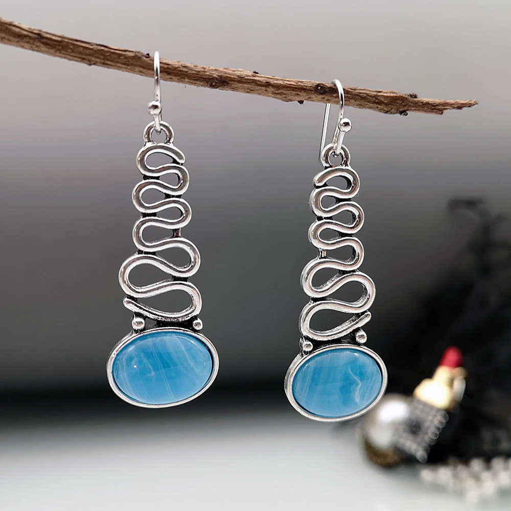 Cascade Ondulée | Boucles d'oreilles argentées avec fil ondulé et pierre bleue – Vue 01