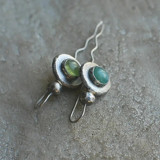 Duo de Pierres | Petites boucles d'oreilles avec pierre verte et bleue – Vue 01
