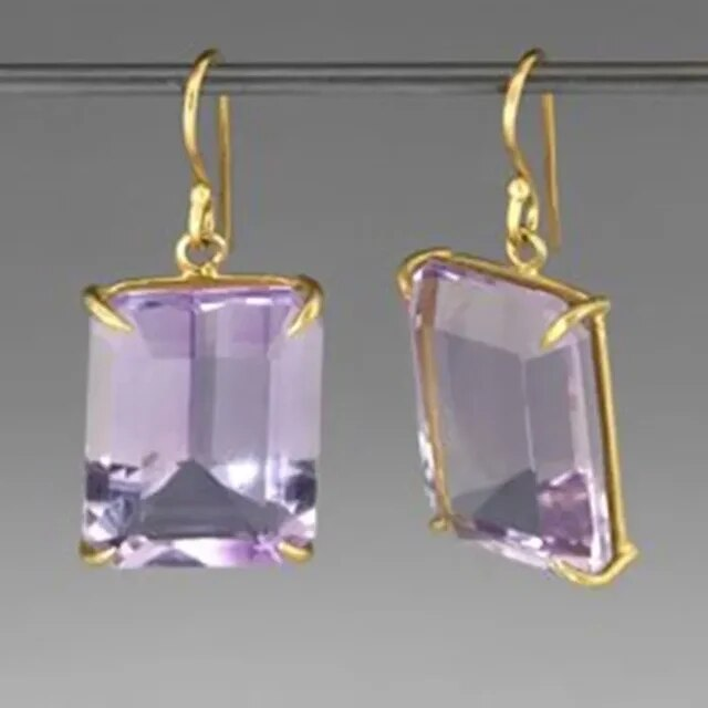 Carreau Lilas | Boucles d'oreilles dorées avec grande pierre violet clair – Vue 01