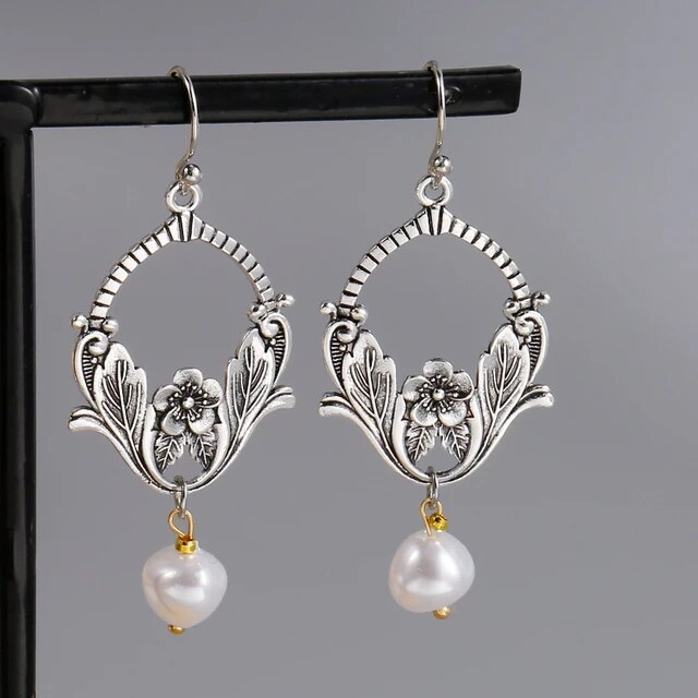 Cascade Ornementale | Boucles d'oreilles argentées à motif floral et perle blanche – Vue 01