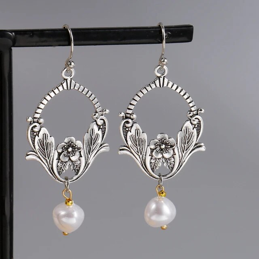 Cascade Ornementale | Boucles d'oreilles argentées à motif floral et perle blanche – Vue 01