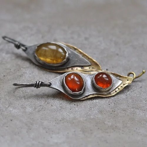 Coupe Feuille | Boucles d'oreilles argentées et dorées avec pierres dorées et orange – Vue 01