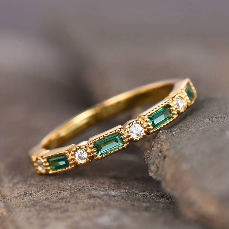 Vert Prairie | Bague fine dorée avec pierres vertes et claires – Vue 01