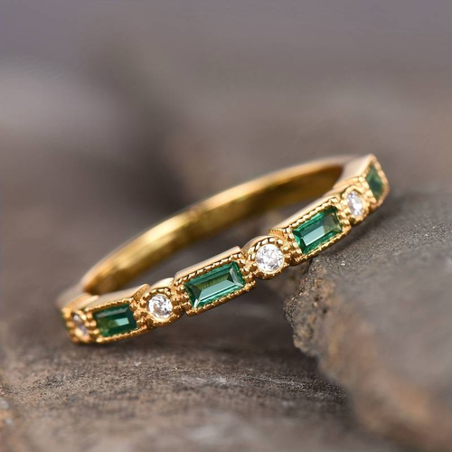 Vert Prairie | Bague fine dorée avec pierres vertes et claires – Vue 01