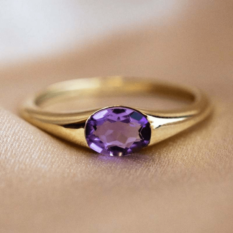 Petit Regard | Bague dorée avec pierre violette ovale – Vue 01