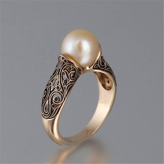 Bague dorée à motif gravé et pierre claire ronde
