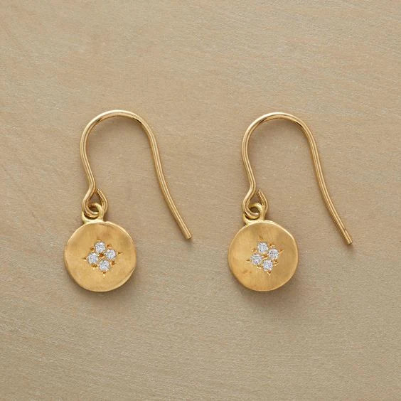 Point Doré | Boucles d'oreilles dorées avec quatre petites pierres claires – Vue 01