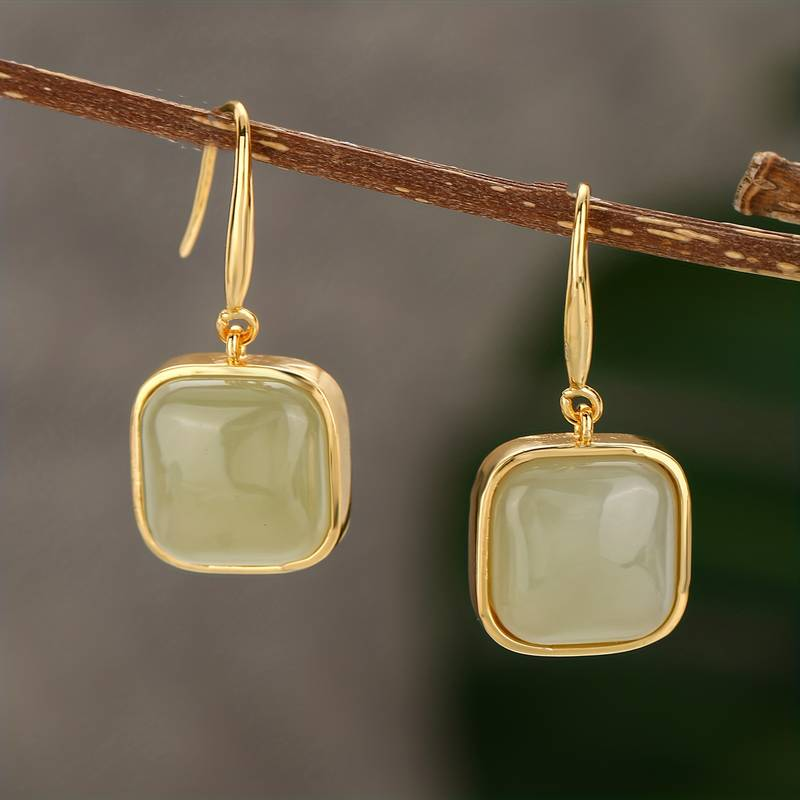 Carré Vert | Boucles d'oreilles dorées avec pierre vert clair – Vue 01