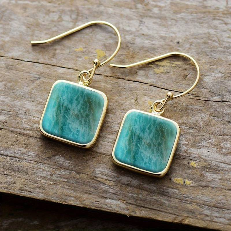 Éclat Carré | Boucles d'oreilles dorées avec pierre turquoise carrée – Vue 01
