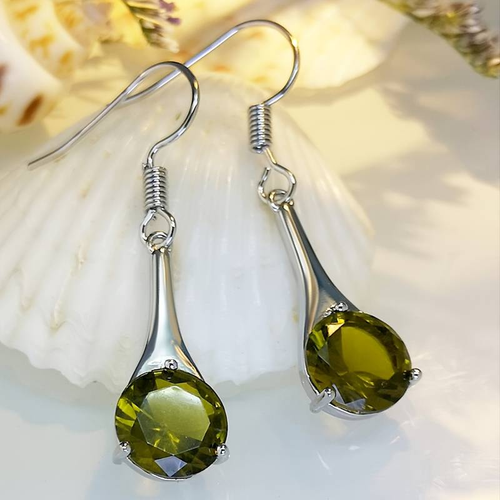 Rond d'Olive | Boucles d'oreilles argentées avec pierre vert olive ronde – Vue 01