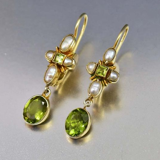 Croix Perlée | Boucles d'oreilles dorées avec pierres vertes et perles blanches – Vue 01