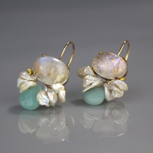 Grappe Menthe | Boucles d'oreilles dorées avec goutte vert menthe et disques blancs – Vue 01