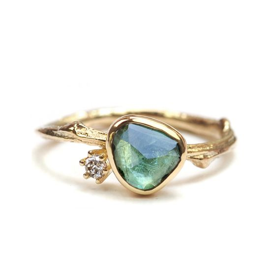 Pousse de Branche | Bague fine dorée avec pierre brute vert-bleu – Vue 01