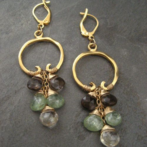 Semis de Pierres | Boucles d'oreilles dorées avec grappe de pierres – Vue 01
