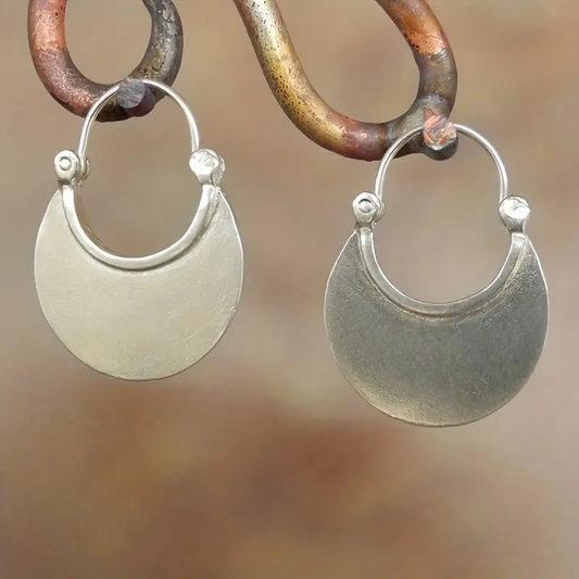 Arc Courbe | Boucles d'oreilles argentées en forme de croissant – Vue 01