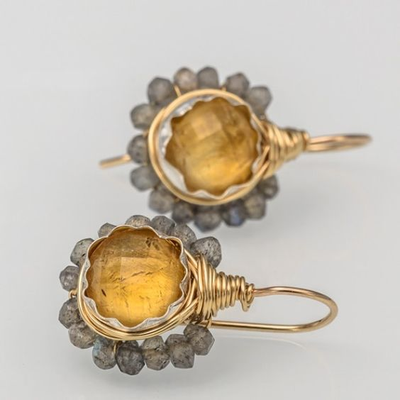 Éclat de Miel | Boucles d'oreilles dorées avec pierre couleur miel en couronne de pierres – Vue 01