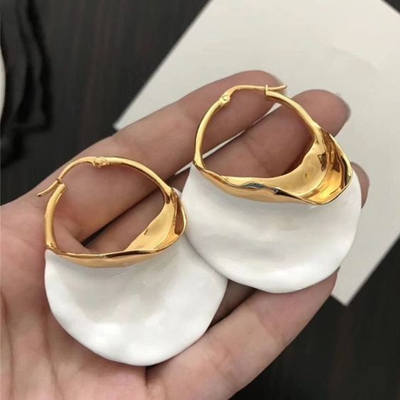 Éclat de Coquille | Boucles d'oreilles dorées avec coquille blanche – Vue 01