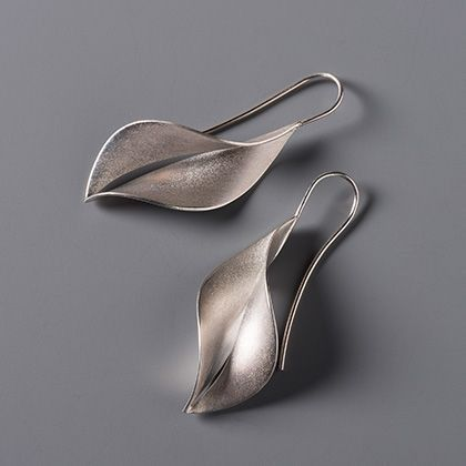 Feuille d'Arum | Boucles d'oreilles argentées en forme de feuille – Vue 01