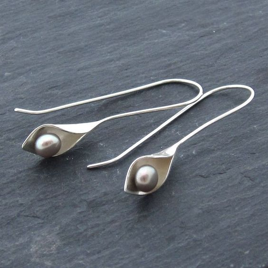 Fleur d'Arum | Boucles d'oreilles argentées avec arum et perle claire – Vue 01