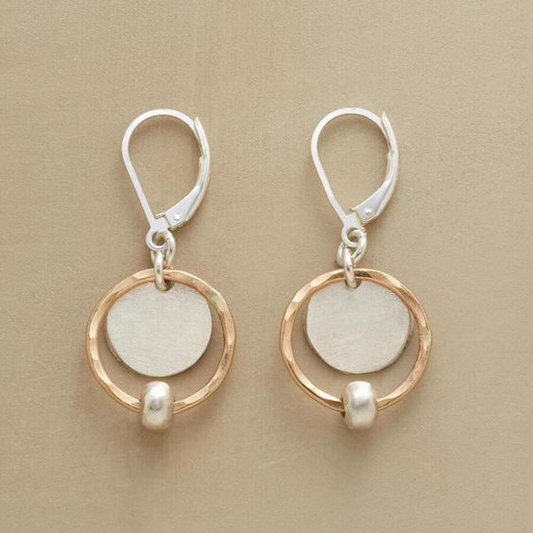 Surface d'Anneau | Boucles d'oreilles avec anneau en or rose et disque argenté – Vue 01