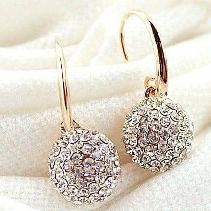 Disque Étincelant | Boucles d'oreilles dorées avec pierres claires en forme ronde – Vue 01