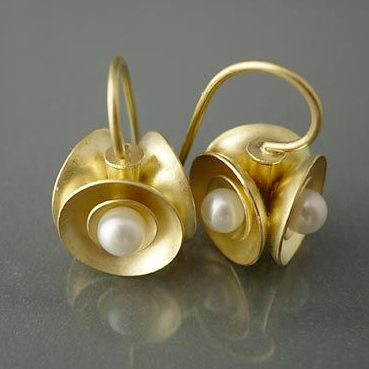 Coupe Enroulée | Boucles d'oreilles dorées avec perle blanche dans une forme enroulée – Vue 01