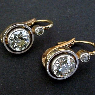 Cercle Clair | Boucles d'oreilles en deux teintes de métal avec grande et petite pierre claire – Vue 01