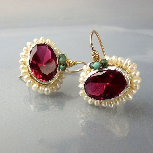 Couronne Écarlate | Boucles d'oreilles avec pierre rouge facettée et perles blanches – Vue 01