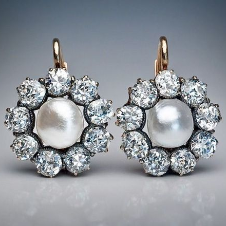 Couronne Blanche | Boucles d'oreilles avec centre blanc entouré de pierres claires – Vue 01