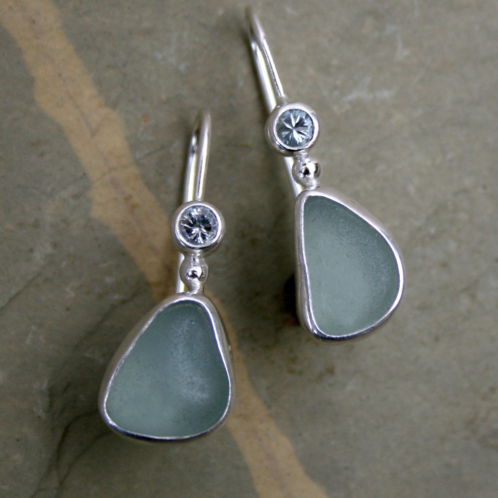 Vert Givré | Boucles d'oreilles avec pierre verte mate et pierre bleu clair – Vue 01