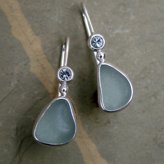 Vert Givré | Boucles d'oreilles avec pierre verte mate et pierre bleu clair – Vue 01