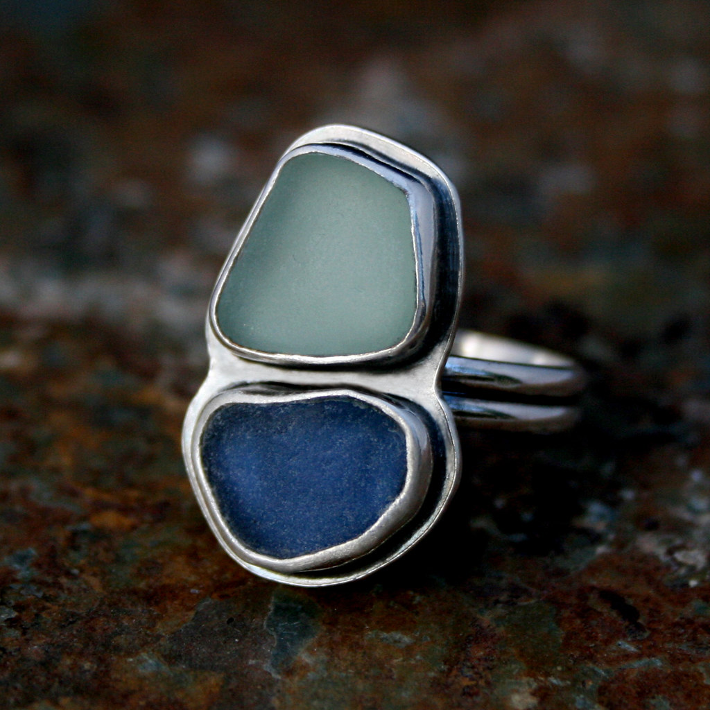 Bague argentée avec une pierre brute claire et une bleue