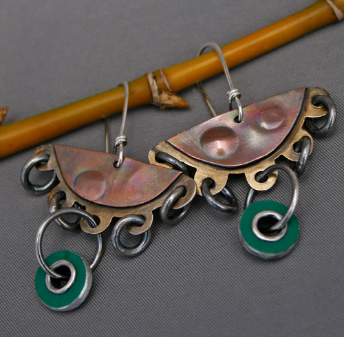 Spirale Verte | Boucles d'oreilles avec arc cuivré et disques verts – Vue 01