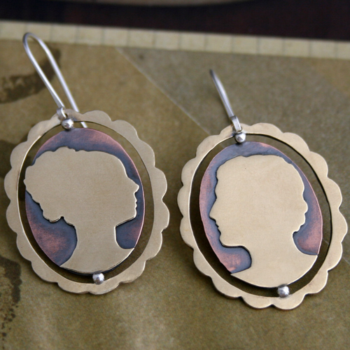 Camée | Boucles d'oreilles ovales à motif de profil – Vue 01