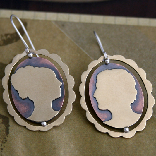 Camée | Boucles d'oreilles ovales à motif de profil – Vue 01
