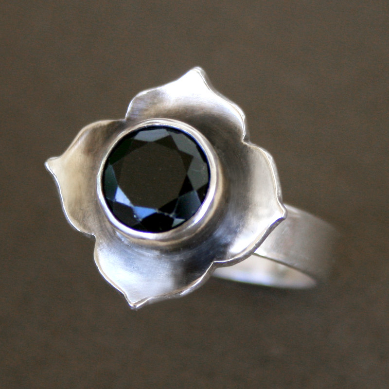 Bague argentée en forme de fleur avec grande pierre bleu foncé