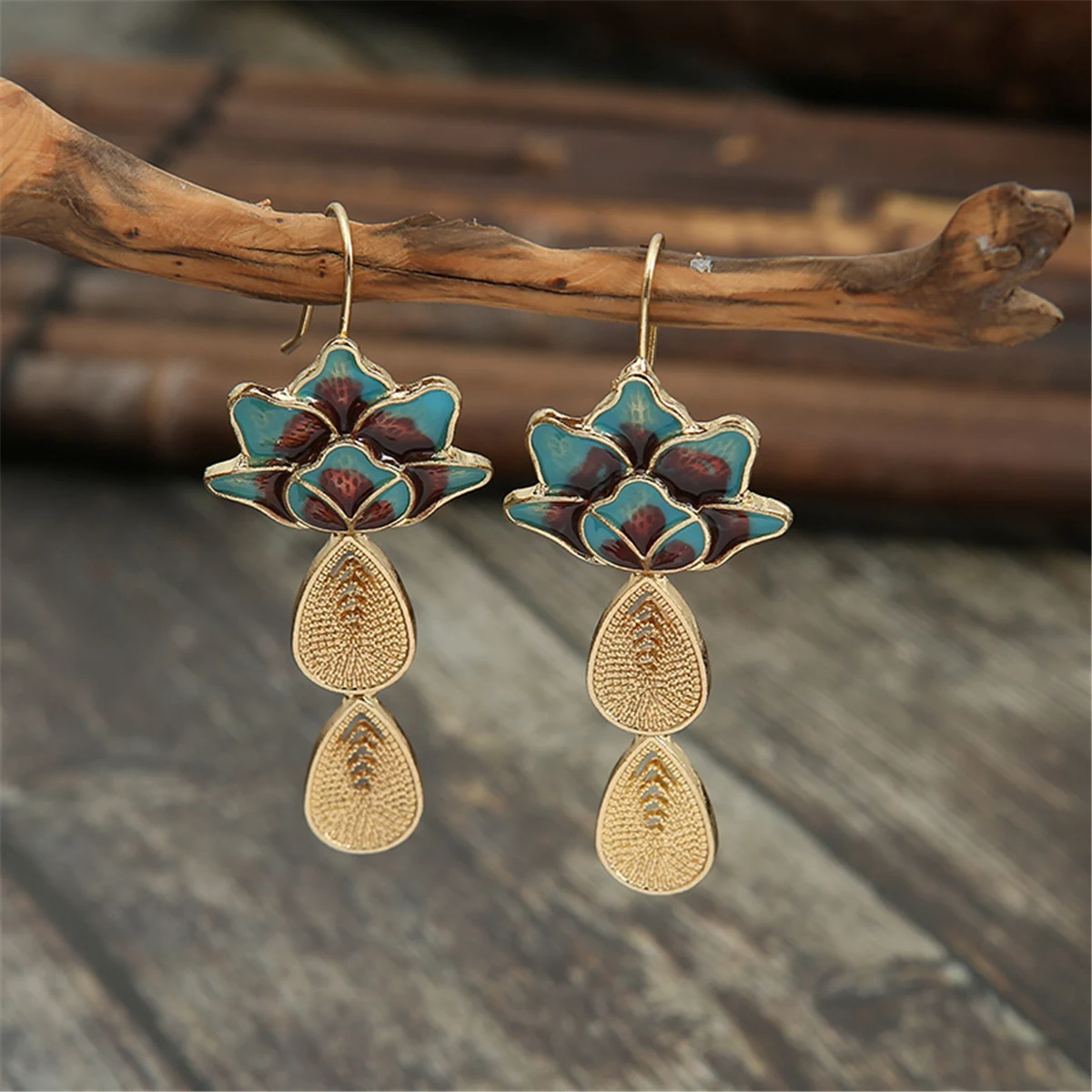 Frange Lotus | Boucles d'oreilles à motif de lotus et gouttes dorées – Vue 01