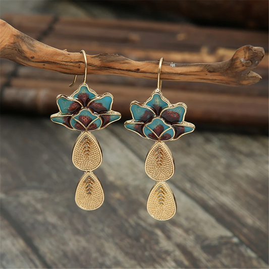 Frange Lotus | Boucles d'oreilles à motif de lotus et gouttes dorées – Vue 01