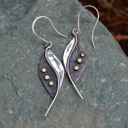 Feuille Enveloppante | Boucles d'oreilles courbées avec points dorés – Vue 01
