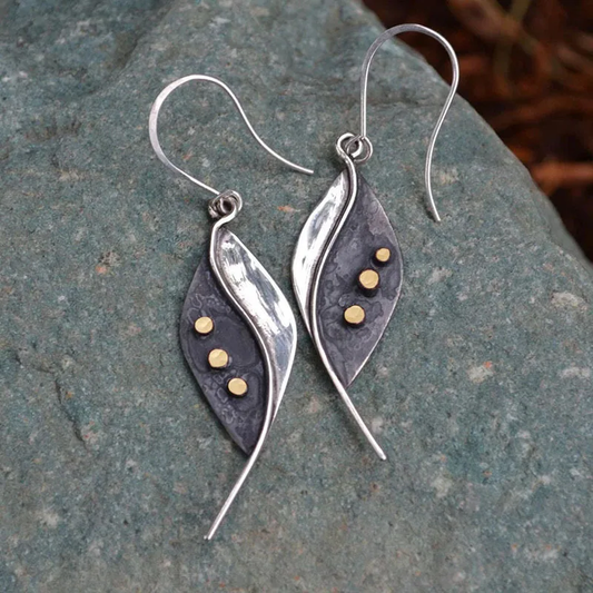 Feuille Enveloppante | Boucles d'oreilles courbées avec points dorés – Vue 01