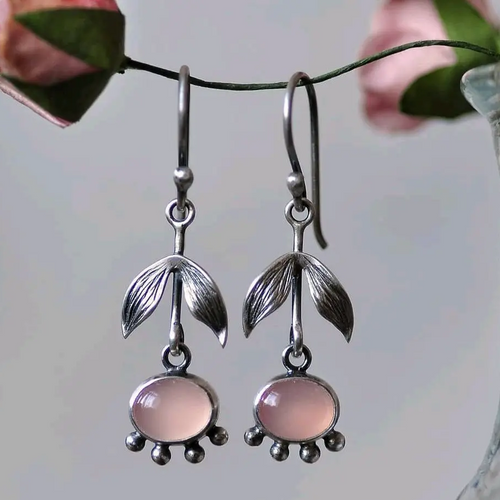 Bouton Rose | Boucles d'oreilles argentées avec pierre rose – Vue 01